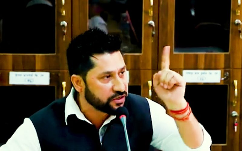 रबिले समिती बैठकमा गृहमन्त्रीको सातो खाए जनताले गुुहार माग्दा साथ दिन नसक्ने यो सरकार काम छैन |